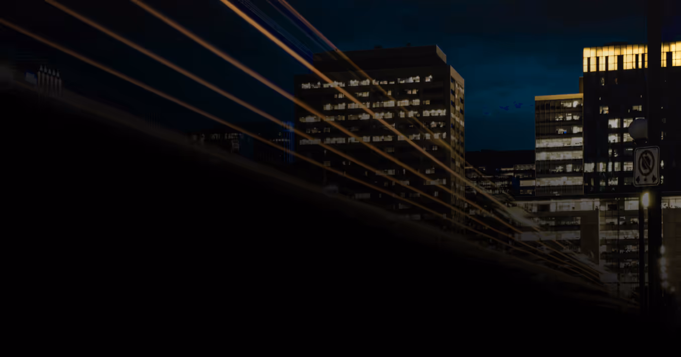 Offener Laptop mit einer offenen Website und einer Raketengrafik im Hintergrund