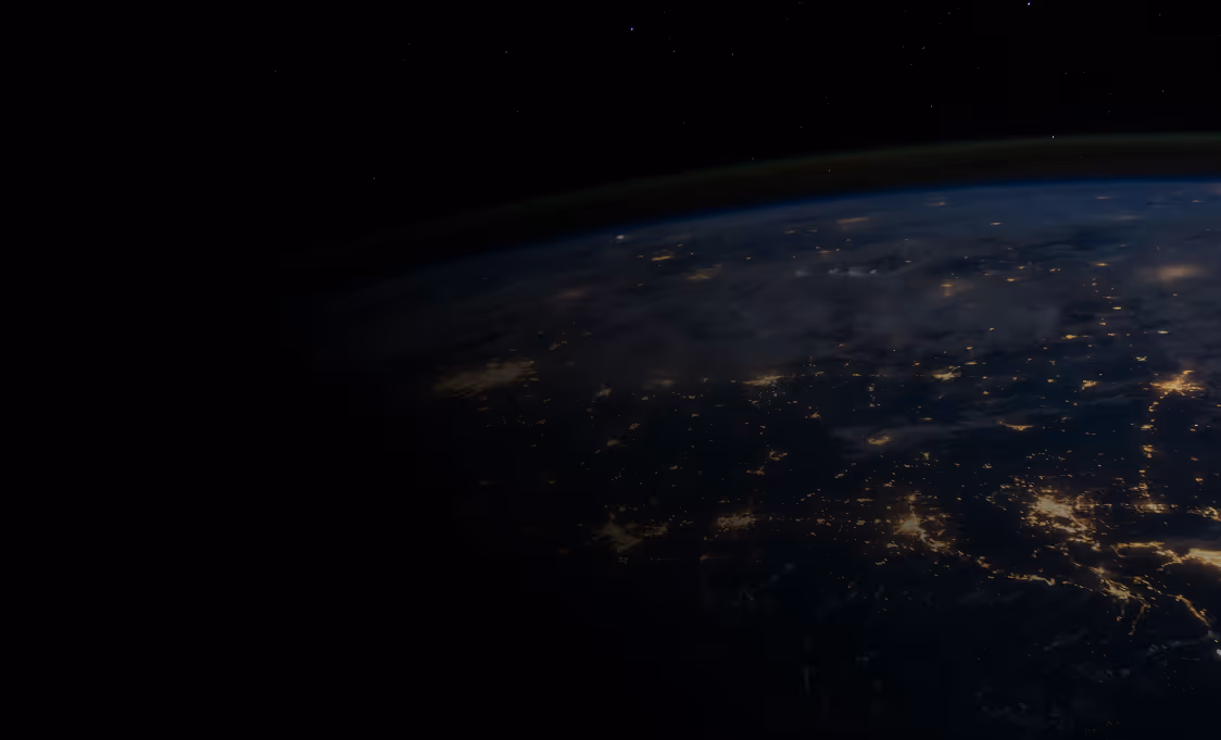 Offener Laptop mit einer offenen Website und einer Raketengrafik im Hintergrund