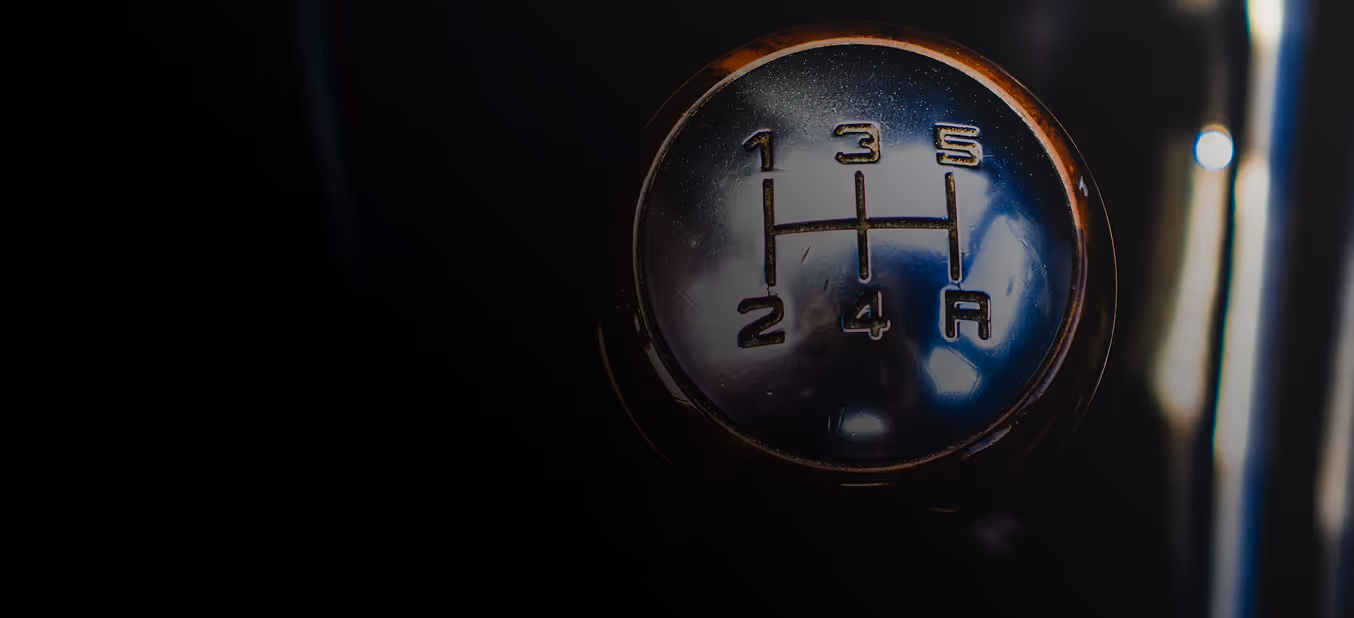 Offener Laptop mit einer offenen Website und einer Raketengrafik im Hintergrund