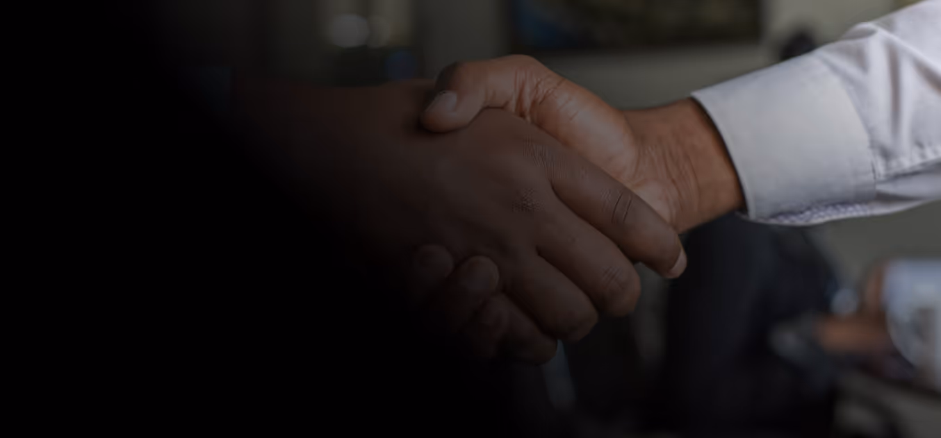 Offener Laptop mit einer offenen Website und einer Raketengrafik im Hintergrund