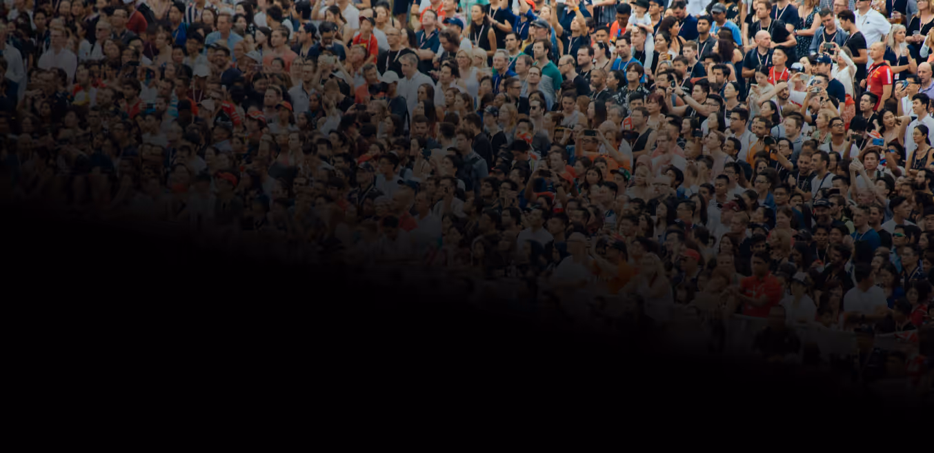 Viele Menschen, die die Hände heben