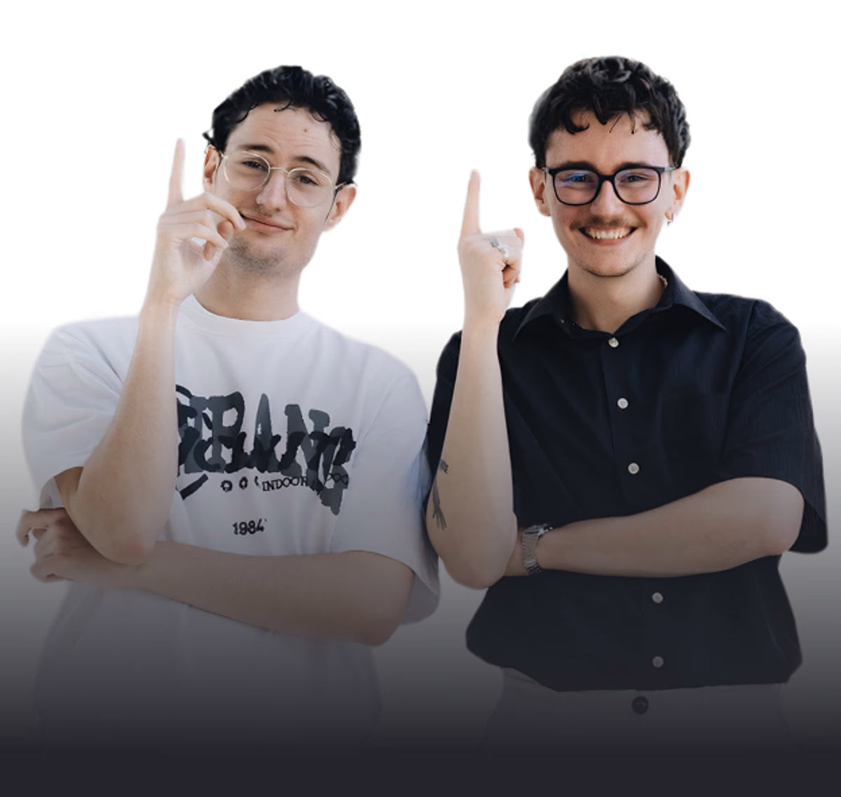 Zwei junge Männer, die den Finger gen Mond zeigen